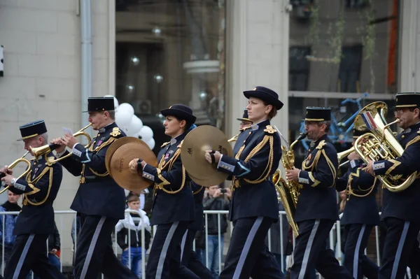 乐团从法国对参与者的国际艺术节的军事乐队游行 — 图库照片