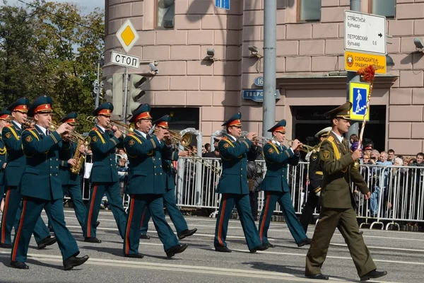 Orchestr? f Bělorusko na průvod účastníků mezinárodního festivalu vojenských hudeb — Stock fotografie