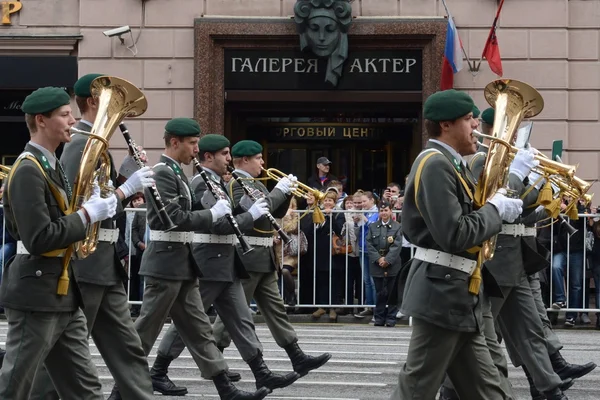 A felvonulás a résztvevők nemzetközi fesztivál, a katonai zenekarok osztrák zenekar — Stock Fotó