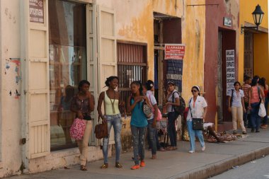 cartagena caddelerde vatandaşlara