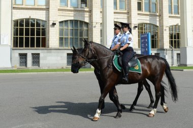 Atlı polis Moskova park devriye geziyor.