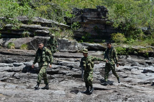 Soldaten patrouillieren auf dem Gebirgsfluss. — Stockfoto