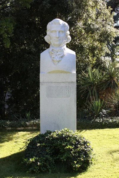 Памятник Кристиану Стивену в Никитском ботаническом саду — стоковое фото