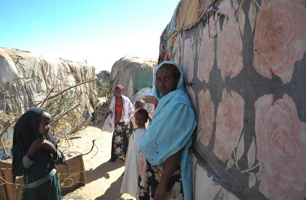 非洲难民和流离失所的者在联合国主持下在索马里兰哈尔格萨郊区的营地. — 图库照片