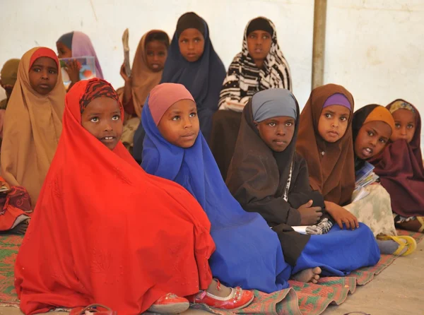 Skolan läger för afrikanska flyktingar i utkanten av hargeisa — Stockfoto