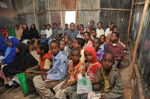 非洲难民对哈尔格萨郊区的学校营 — 图库照片