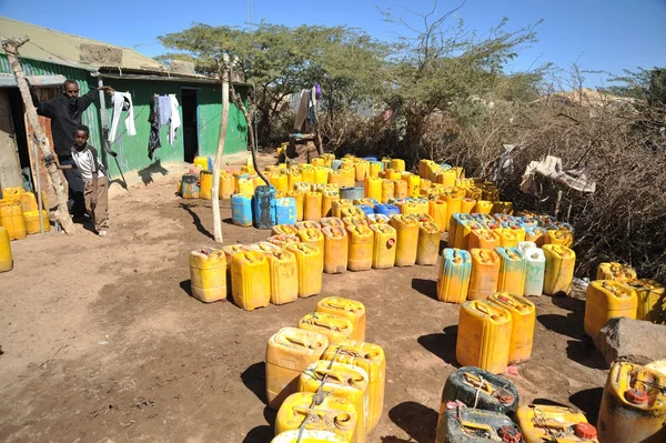 Punkt för leverans av vatten i en afrikansk flyktingläger. — Stockfoto