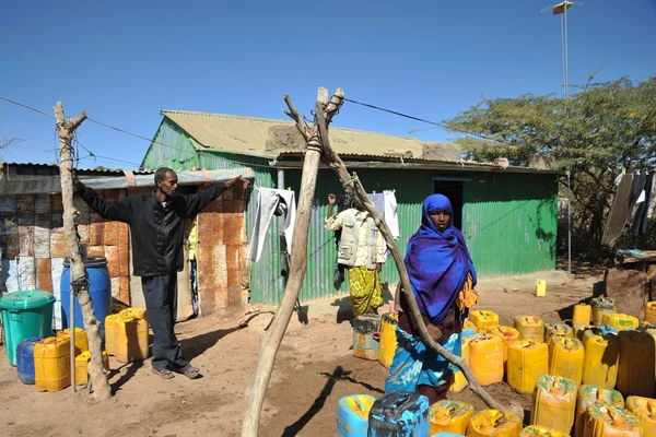 Punto de suministro de agua en un campamento de refugiados africanos . —  Fotos de Stock