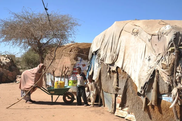 アフリカ難民の国連の後援の下のソマリランドの hargeisa の郊外に避難民キャンプ. — ストック写真