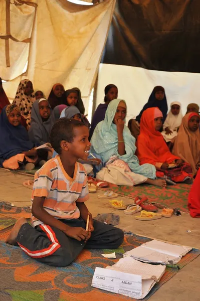 Obóz szkoły dla afrykańskich uchodźców na obrzeżach Hargejsa — Zdjęcie stockowe