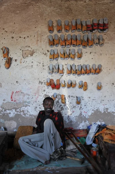 Лица с ограниченными возможностями организовали цех по производству обуви из шин Hargeisa — стоковое фото