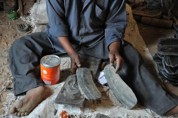 Pessoas com deficiência organizaram uma oficina para a fabricação de calçado do pneu Hargeisa — Fotografia de Stock