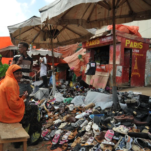 卖鞋的哈尔格萨的非洲城市的街道上 — 图库照片