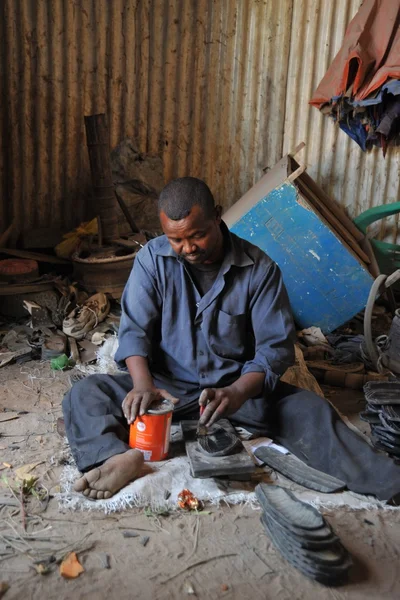 Pessoas com deficiência organizaram uma oficina para a fabricação de calçado do pneu Hargeisa — Fotografia de Stock