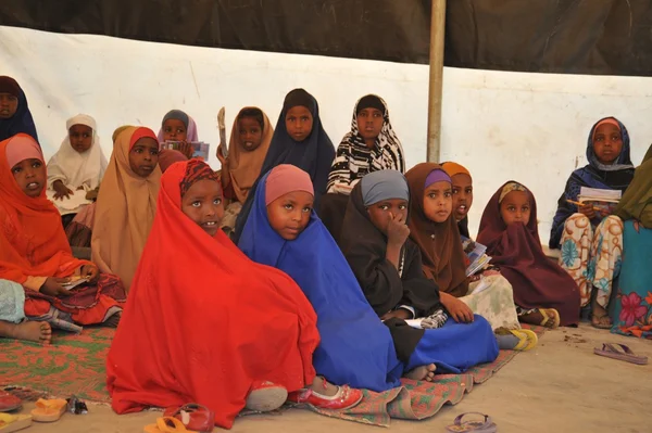 Школьный лагерь для африканских беженцев на окраине Харгейсы — стоковое фото
