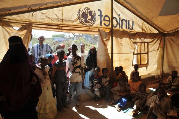 非洲难民对哈尔格萨郊区的学校营 图库照片
