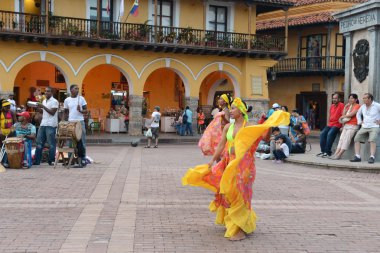 cartagena şehrin tarihi kesiminde turistler için performans