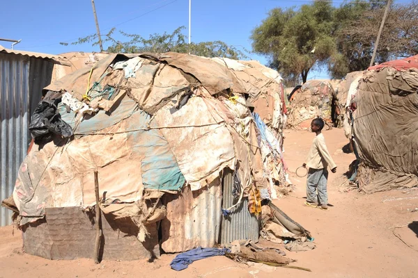 Лагерь для африканских беженцев и перемещенных лиц на окраине Харгейсы в Сомалиленде под эгидой ООН . — стоковое фото