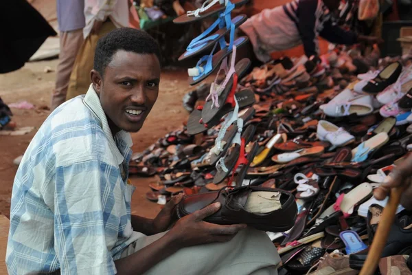 Sprzedaje buty na ulicy miasta Afryki hargeysa — Zdjęcie stockowe