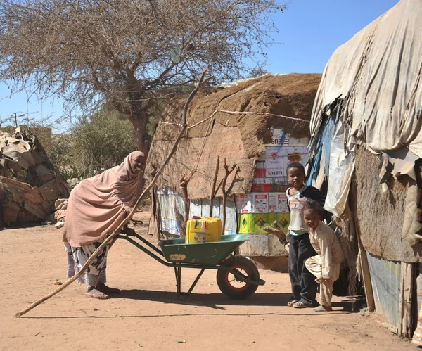 Лагерь для африканских беженцев и перемещенных лиц на окраине Харгейсы в Сомалиленде под эгидой ООН . — стоковое фото