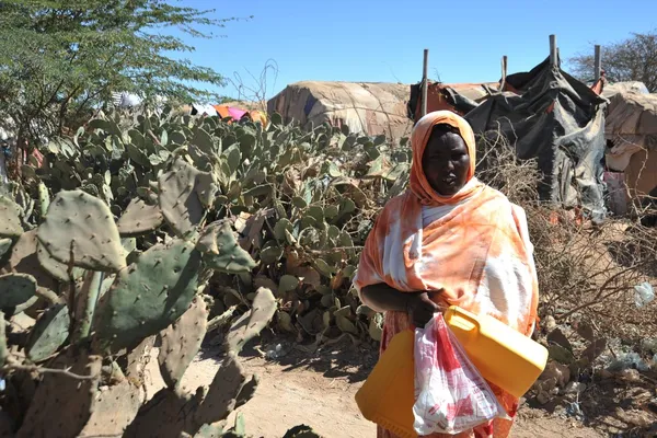 Obóz dla afrykańskich uchodźców i osób przesiedlonych na obrzeżach Hargejsa w Somalilandzie pod auspicjami ONZ. — Zdjęcie stockowe