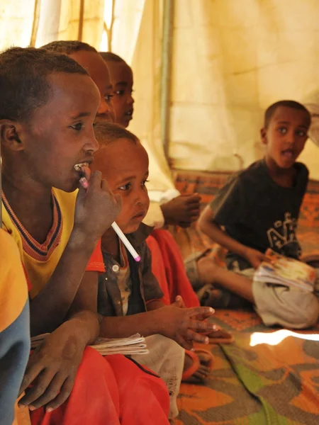 Школьный лагерь для африканских беженцев на окраине Харгейсы — стоковое фото
