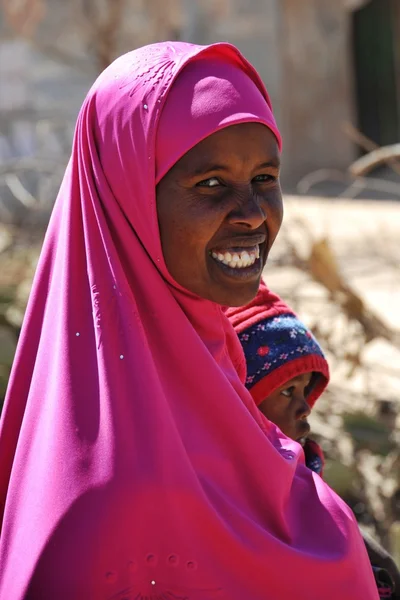 Afrikai menekültek és a lakóhelyüket elhagyni kényszerült hargeisa Szomáliföld az ENSZ égisze alatt szélén tábor. — Stock Fotó