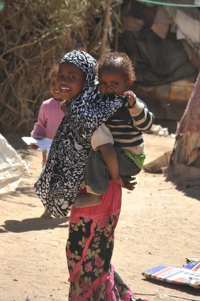 非洲难民和流离失所的者在联合国主持下在索马里兰哈尔格萨郊区的营地. — 图库照片