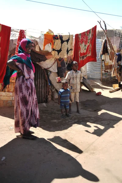 アフリカ難民の国連の後援の下のソマリランドの hargeisa の郊外に避難民キャンプ. — ストック写真