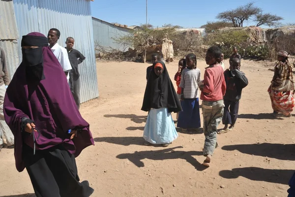 Tábor pro afrických uprchlíků a vysídlených osob na okraji Hargeysa v Somalilandu pod záštitou OSN. — Stock fotografie