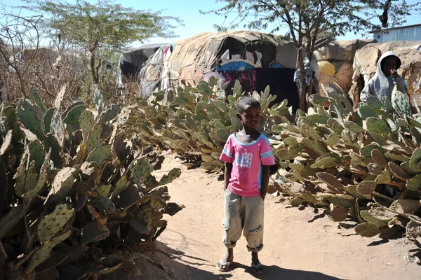 Campamento para refugiados africanos y desplazados en las afueras de Hargeisa en Somalilandia bajo los auspicios de la ONU . — Foto de Stock