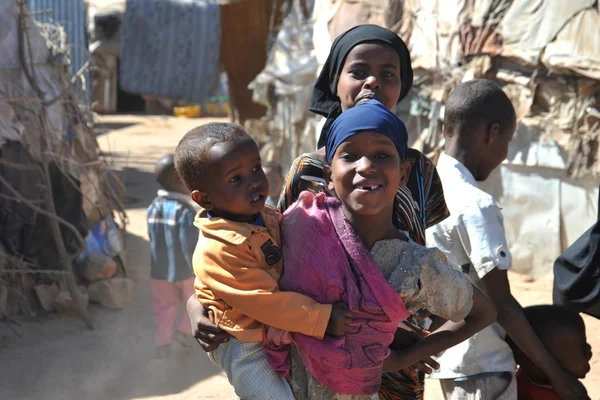 Läger för afrikanska flyktingar och fördrivna i utkanten av hargeisa i somaliland under FN: s beskydd. — Stockfoto