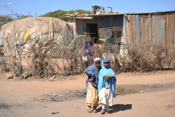 Afrikai menekültek és a lakóhelyüket elhagyni kényszerült hargeisa Szomáliföld az ENSZ égisze alatt szélén tábor. — Stock Fotó