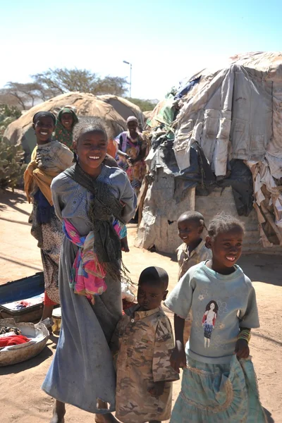 Obóz dla afrykańskich uchodźców i osób przesiedlonych na obrzeżach Hargejsa w Somalilandzie pod auspicjami ONZ. — Zdjęcie stockowe