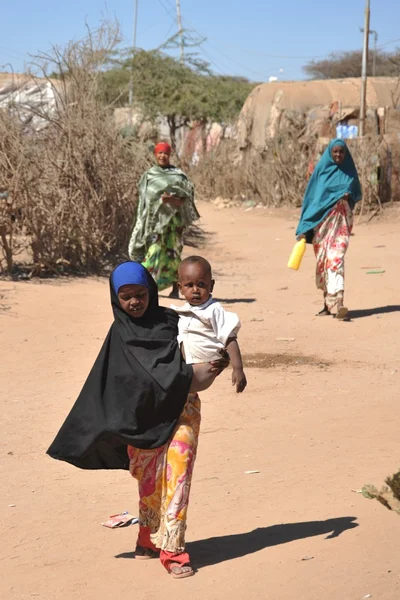 Obóz dla afrykańskich uchodźców i osób przesiedlonych na obrzeżach Hargejsa w Somalilandzie pod auspicjami ONZ. — Zdjęcie stockowe