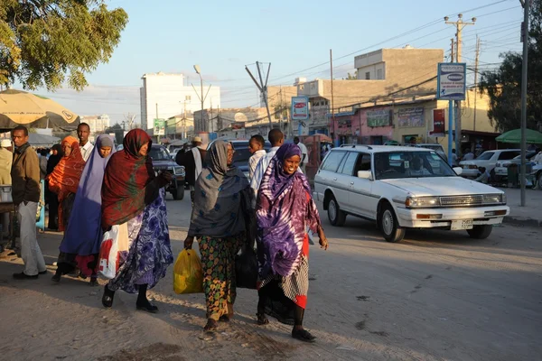 Somálci v ulicích města hargeysa. — Stock fotografie