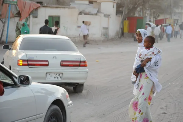 Somalis nas ruas da cidade de Hargeysa . — Fotografia de Stock