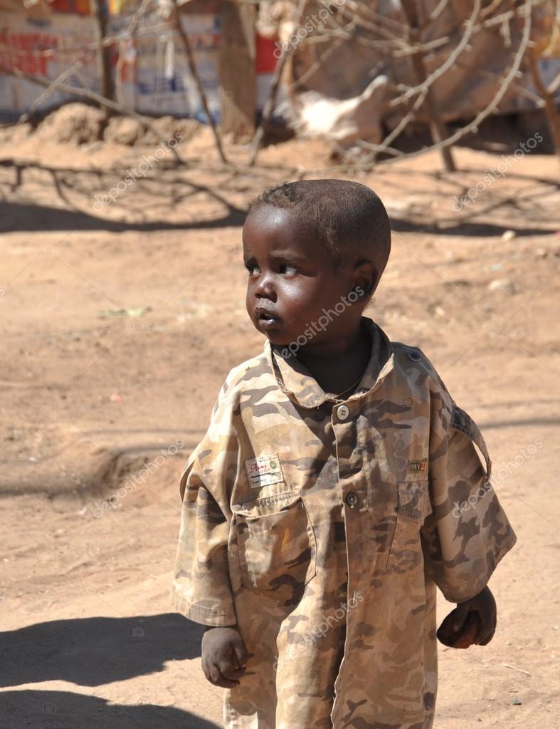 アフリカ難民の国連の後援の下のソマリランドの hargeisa の郊外に避難民キャンプ. — ストック編集用写真©Free2014#40392579