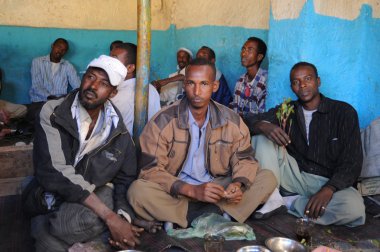 bir kafede görüşmede khat kullanıyor.