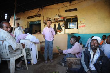 bir kafede görüşmede khat kullanıyor.