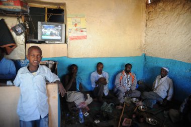 bir kafede görüşmede khat kullanıyor.