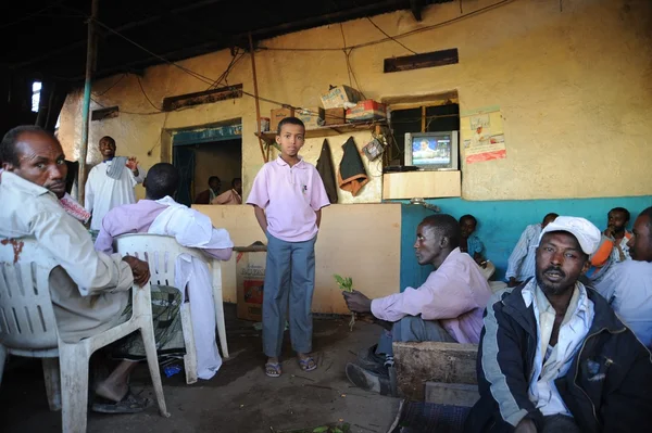 bir kafede görüşmede khat kullanıyor.