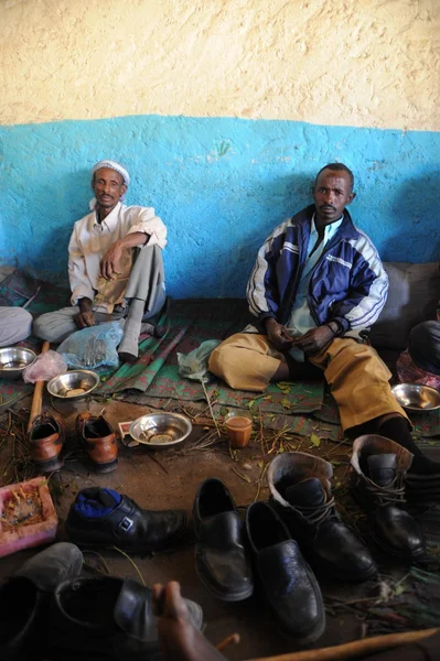 bir kafede görüşmede khat kullanıyor.