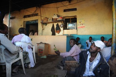 bir kafede görüşmede khat kullanıyor.