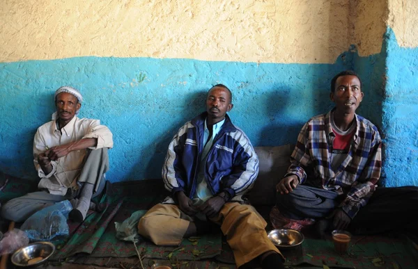 Gli uomini usano Khat durante una riunione in un caffè . — Foto Stock