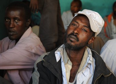 bir kafede görüşmede khat kullanıyor.