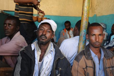 bir kafede görüşmede khat kullanıyor.