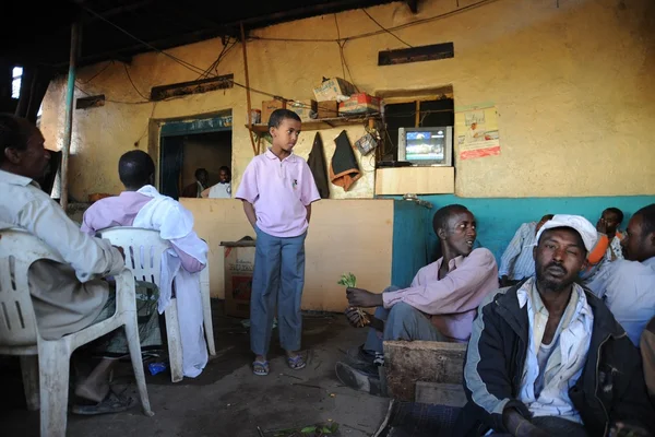 bir kafede görüşmede khat kullanıyor.