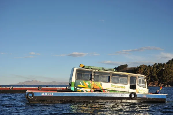 Titicaca Gölü üzerinde feribot seferleri — Stok fotoğraf