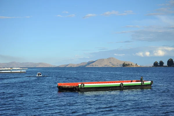 Titicaca Gölü üzerinde feribot seferleri — Stok fotoğraf